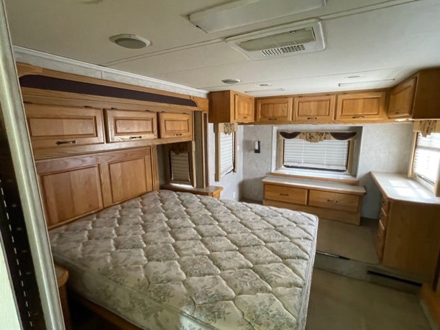 2005 Monico Knight M-40PLQ - Premier Auto and RV